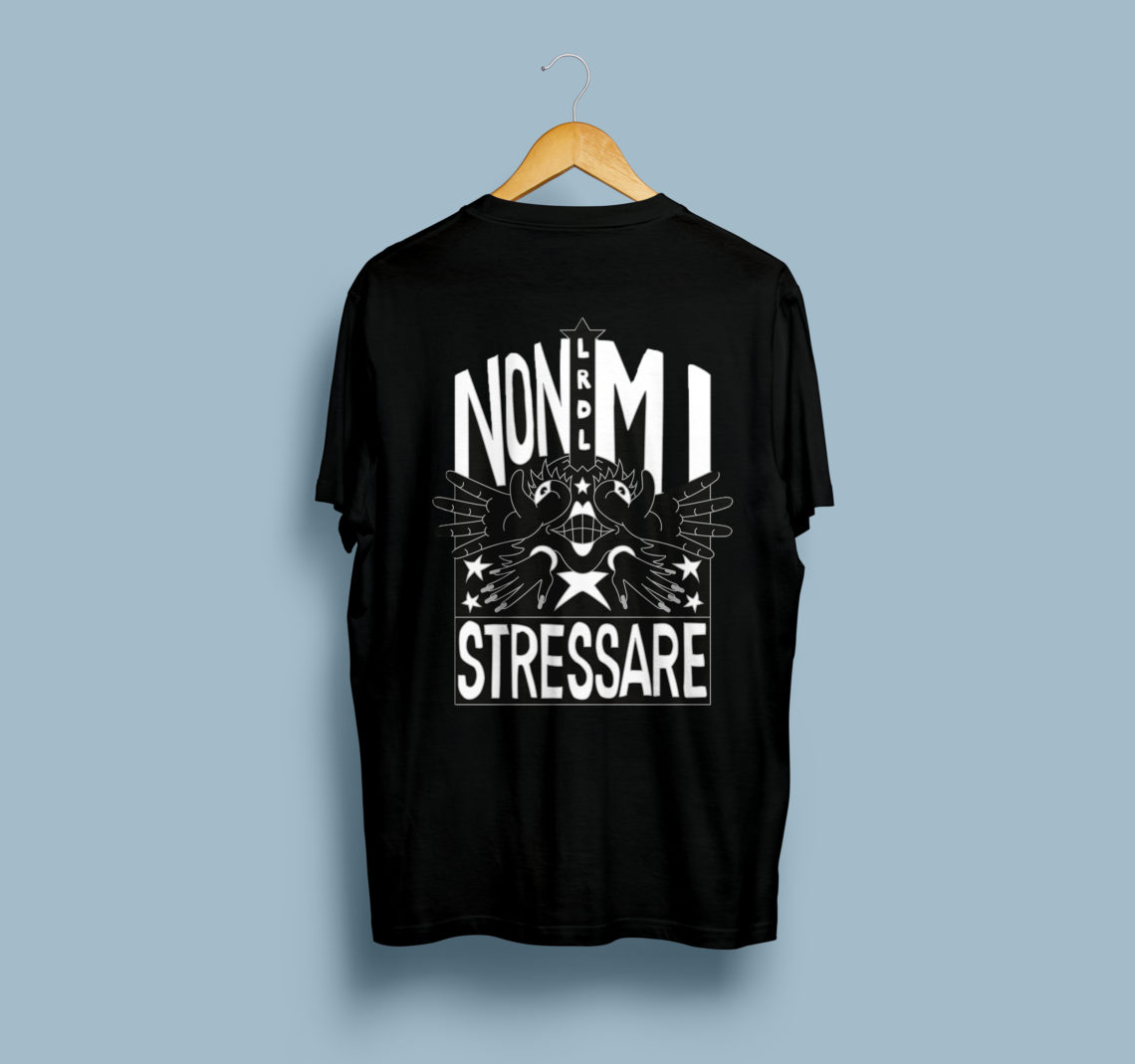 T-Shirt nera con stampa frontale 